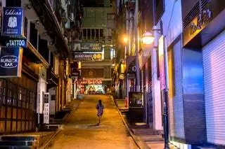 На изображении может находиться город Городской район Дорога Здание Улица Человек Пешеходная дорожка Переулок Переулок и асфальт