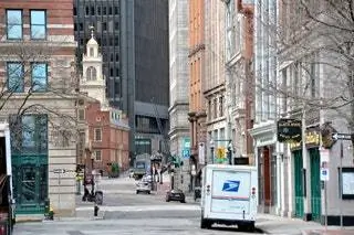 На изображении может находиться дорожное транспортное средство Транспорт Грузовик Пересечение Автомобиль Автомобиль Асфальт и человек