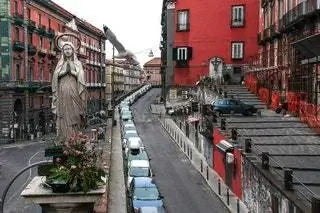 На изображении может находиться асфальт гудронированное шоссе автомобиль транспорт транспорт автомобильная дорога человек пешеход человек и город