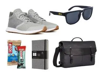 Это изображение может содержать одежду, обувь, обувь, одежду, солнцезащитные очки, аксессуары и аксессуары.