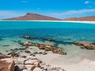 На изображении может находиться Вода Береговая линия Природа Океан Море На открытом воздухе Земля Мыс Лагуна Озеро Берег и пляж