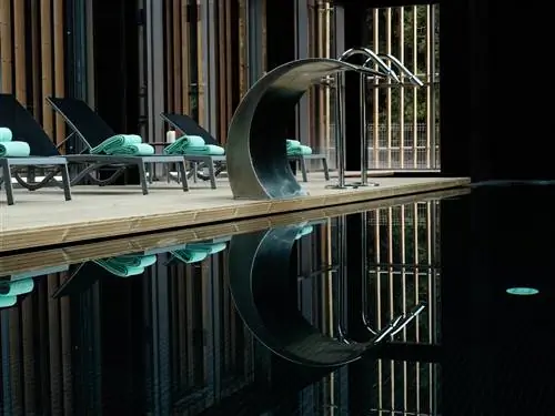 На изображении могут находиться перила перила на улице вода и дерево