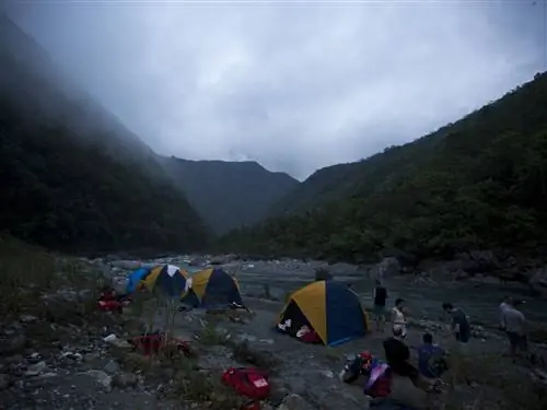 На изображении может находиться человек, палатка для кемпинга, горная палатка и активный отдых