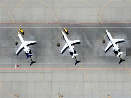 На изображении может находиться: аэропорт, аэродром, транспорт, транспортное средство, самолет и самолет