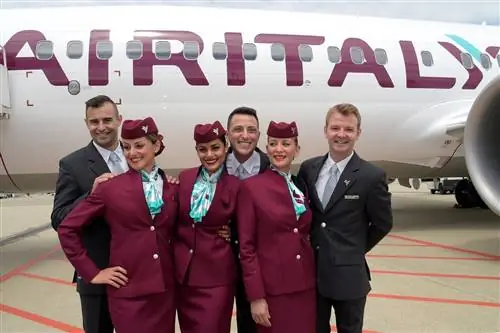 Бортпроводники Air Italy перед самолетом.