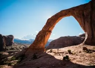 На изображении может находиться природа на улице гора архитектура здание Mesa Arched Arch жилой дом и монастырь
