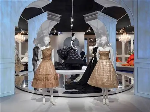 На изображении может находиться бутик-магазин одежды одежда человек и человек