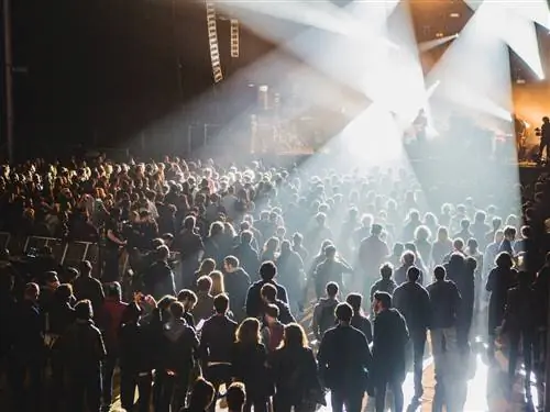 На изображении может находиться аудитория толпа человек дизайн интерьера и в помещении