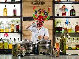 Это изображение может содержать Shelf Human и Person