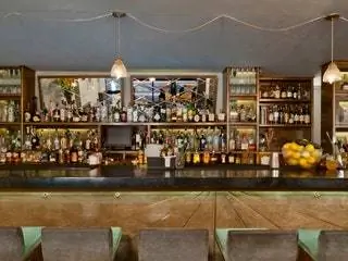 На изображении может находиться барная стойка в пабе напиток алкоголь бутылка напитка полка вина и ликер