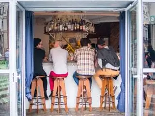 На этом изображении может находиться человек, одежда, одежда, мебель и стул.