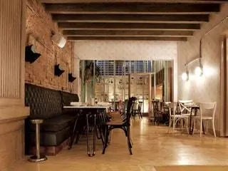 На изображении может находиться мебель стул ресторан пол кафетерий кафетерий и дерево