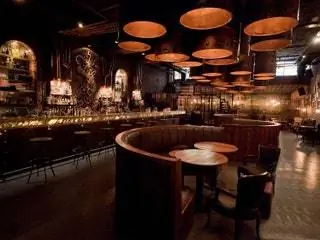 На изображении может находиться мебель стул паб барная стойка и ресторан