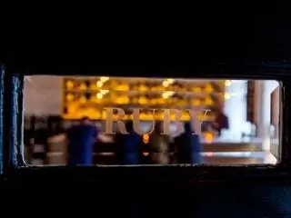 Это изображение может содержать дизайн интерьера в помещении, человека и освещение.