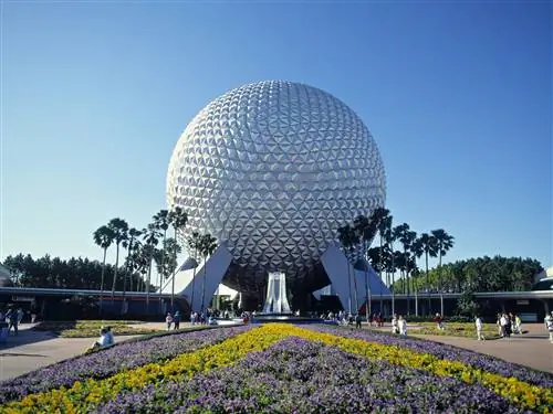 Это изображение может содержать человеческую архитектуру, здание планетария, обсерваторию и сферу.