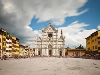 На изображении может находиться центр города городское здание городская архитектура городская архитектура шпиль башня шпиль городская площадь и площадь