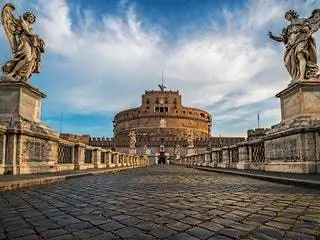 На изображении может находиться город Город Городское здание Архитектура центра города Дорожка Метрополис Плаза и городская площадь