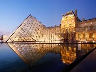 На изображении может находиться городской город здание в центре города архитектура города треугольник и замок