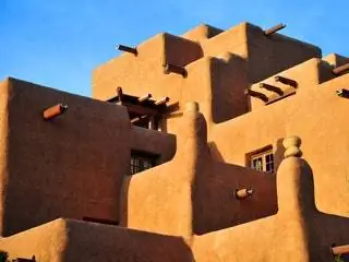 Изображение может содержать деревянную фанеру кирпичную архитектуру здание крест символ и стену