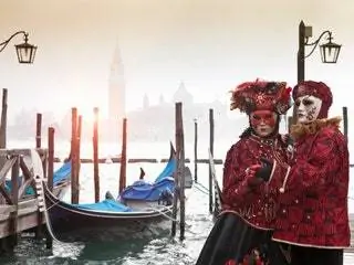 На изображении может находиться транспортное средство Транспорт Лодка Человек Гондола Гидроцикл и судно