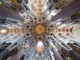 Изображение может содержать архитектурное здание и освещение