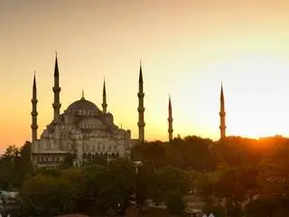 На изображении может находиться Архитектура Купол Здание Автомобиль Транспорт Ракетный шпиль Башня Шпиль и мечеть