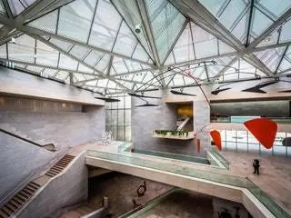 На изображении может находиться архитектура здания перила перила дизайн интерьера в помещении окно фанера дерево и человек