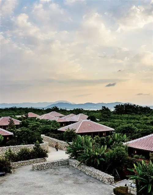 На изображении может находиться крыша, человек, черепица, крыша и на улице