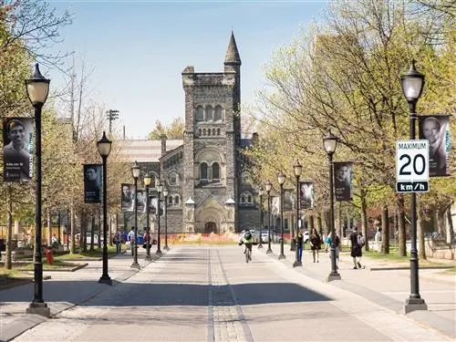 Это изображение может содержать Человек Пешеход Человек Дорога Архитектура Башня Здание Шпиль Шпиль Город Городской и городской