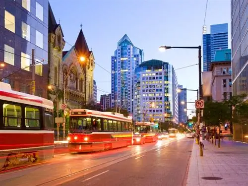 На изображении может находиться: транспорт, транспортное средство, автобус, дорога, асфальт, асфальт, автомобиль, автомобиль и поезд