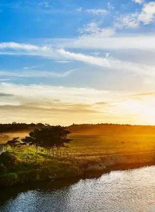 На изображении может находиться природа на улице солнечный свет небо свет вспышка восход солнца красное небо закат закат рассвет и пейзаж