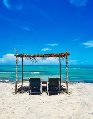 На изображении может находиться лето океан на улице природа вода море берег мебель стул тропическое побережье пляж и земля