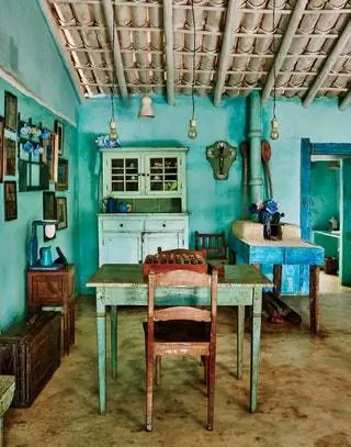 На изображении может находиться Мебель Стул Деревянный пол Паркетный пол Фанерный пол Гостиная Комната и в помещении