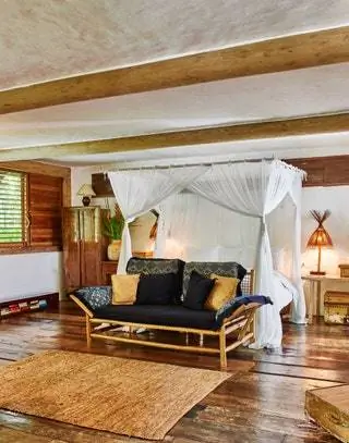 На изображении может находиться деревянная мебель для пола из твердой древесины. Комната. Гостиная. В помещении. Диван и домашний декор.