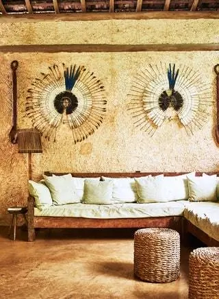 На изображении может находиться мебель диван гостиная комната в помещении подушка стол ковер и подушка