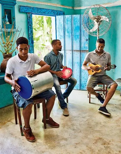 На этом изображении может находиться человек Обувь Одежда Одежда Обувь Музыкальный инструмент Гитара и развлечения