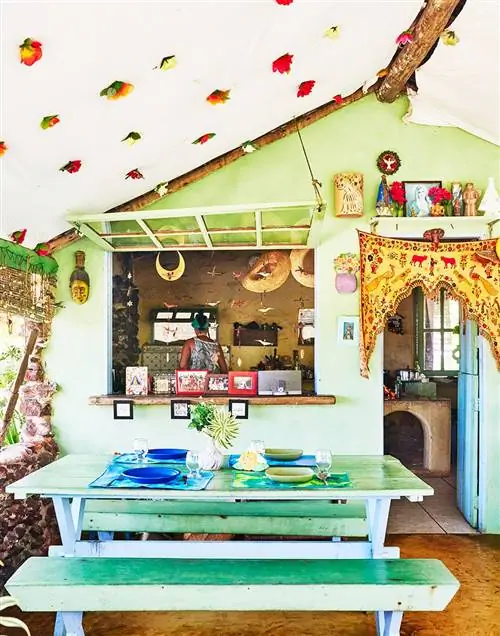 На изображении может находиться мебель стол дизайн интерьера в помещении комната обеденный стол дерево человек и человек