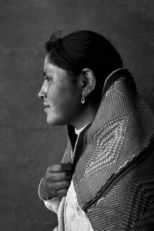 Изображение может содержать человека и палец