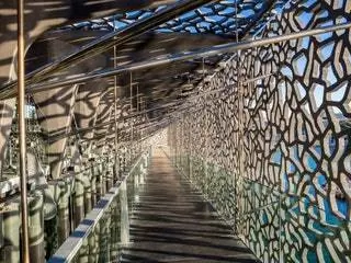 На изображении могут находиться перила перил здания моста и дощатый настил