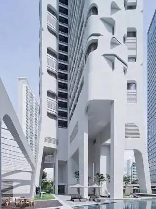 На изображении может находиться городское городское здание городская дорога улица высотное жилье кондо архитектурное и офисное здание