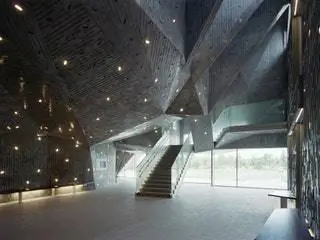 На изображении могут находиться перила, перила, освещение, здание, помещение, жилье, лестница, вестибюль и комната.