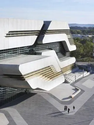 На изображении может находиться архитектура здание человек конференц-центр город мегаполис город и город