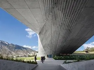 На изображении может находиться человек Архитектура Здание Перила Перила Офисное здание и на улице