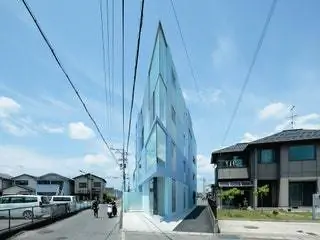 На изображении может находиться человек офисное здание здание асфальт асфальтированная дорога городской город и город