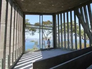 На этом изображении может находиться человек Перила Перила Окно Крыльцо Коридор и здание