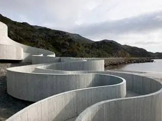 На изображении может находиться бетонная ванна с гидромассажем и джакузи