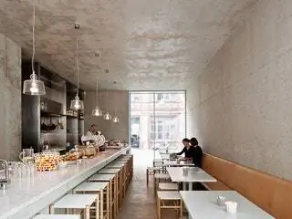 Это изображение может содержать Ресторан Кафетерий Мебель Стул Человек Еда и еда