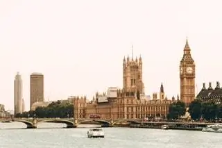 На изображении может находиться архитектура башня здание автомобиль транспорт лодка башня с часами шпиль и шпиль