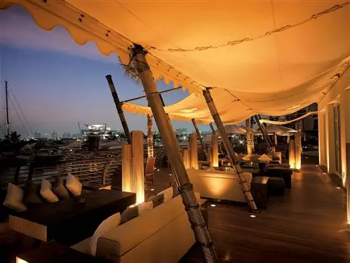 На изображении может находиться осветительный деревянный строительный и строительный кран