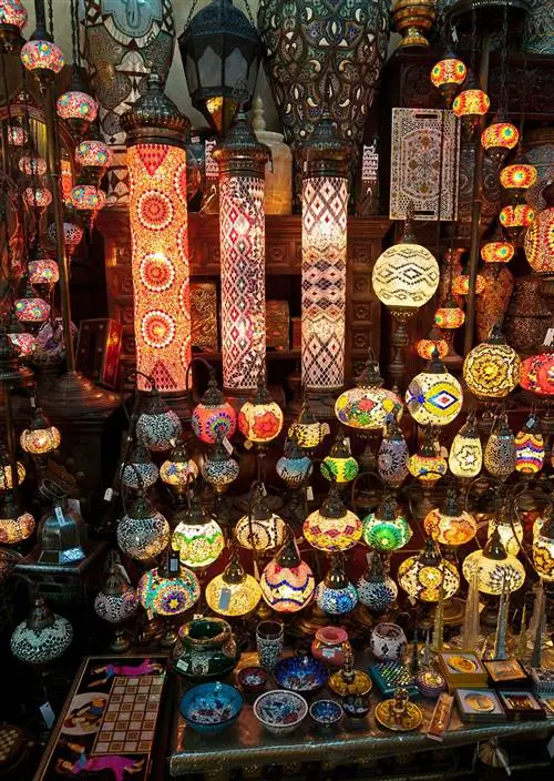 На изображении может находиться рынок базар магазин башня с часами архитектура здание башня лампа и люстра